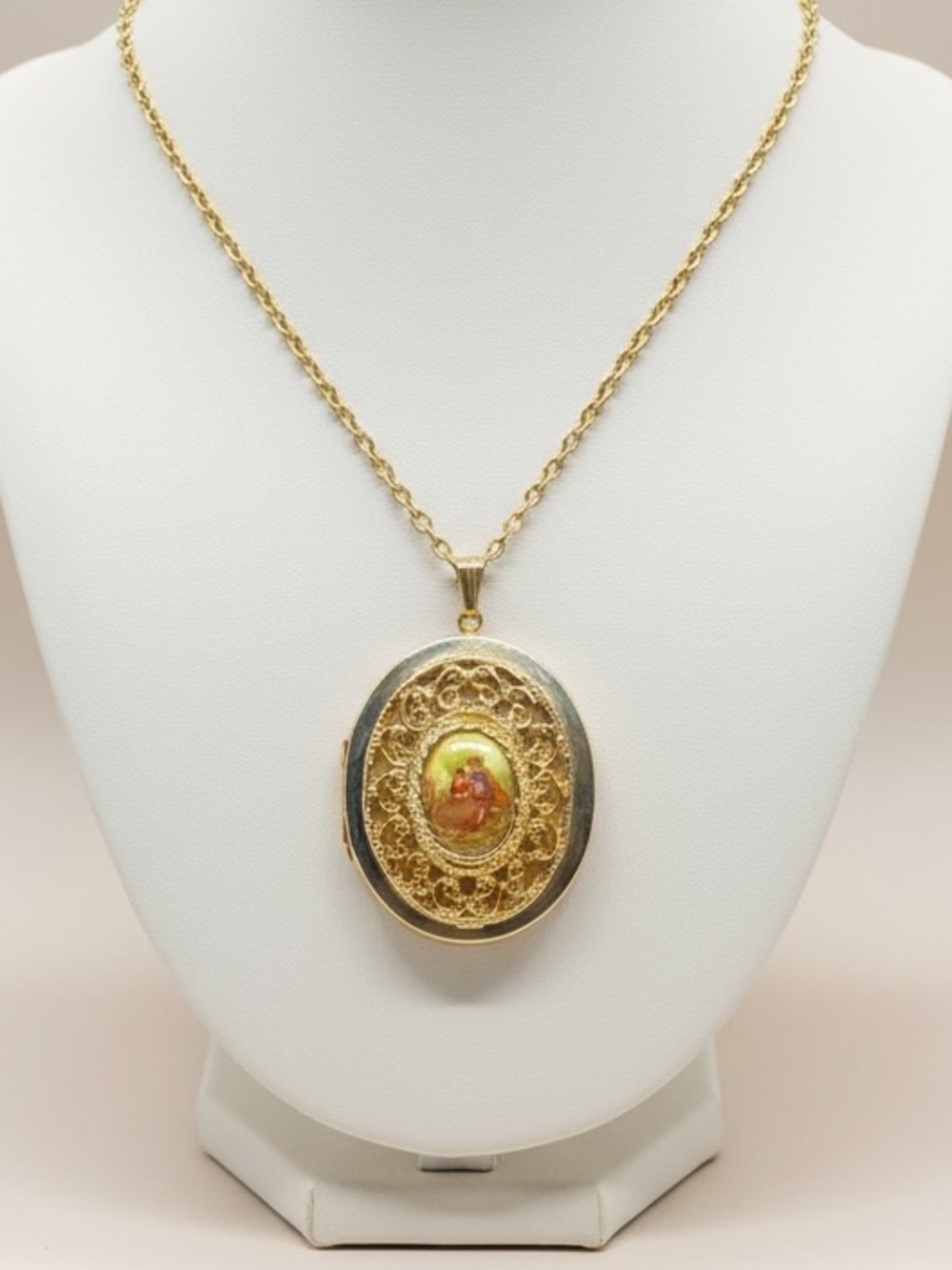 Vintage Courting Couple Locket Pendant Necklace Gold Tone